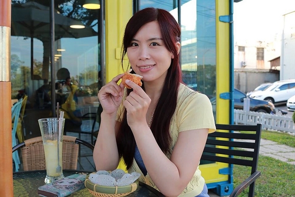 塩way餐廳:【桃園景點】塩Way義式餐坊~藍色的鐵皮搭配金黃色的窗框,打造的色調超級活潑亮眼