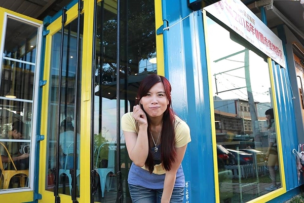 塩way餐廳:【桃園景點】塩Way義式餐坊~藍色的鐵皮搭配金黃色的窗框,打造的色調超級活潑亮眼