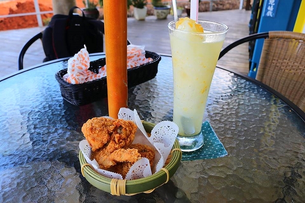 塩way餐廳:【桃園景點】塩Way義式餐坊~藍色的鐵皮搭配金黃色的窗框,打造的色調超級活潑亮眼