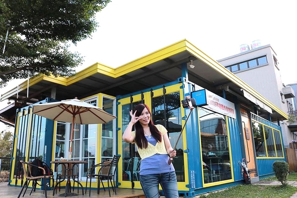 塩way餐廳:【桃園景點】塩Way義式餐坊~藍色的鐵皮搭配金黃色的窗框,打造的色調超級活潑亮眼