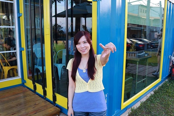 塩way餐廳:【桃園景點】塩Way義式餐坊~藍色的鐵皮搭配金黃色的窗框,打造的色調超級活潑亮眼