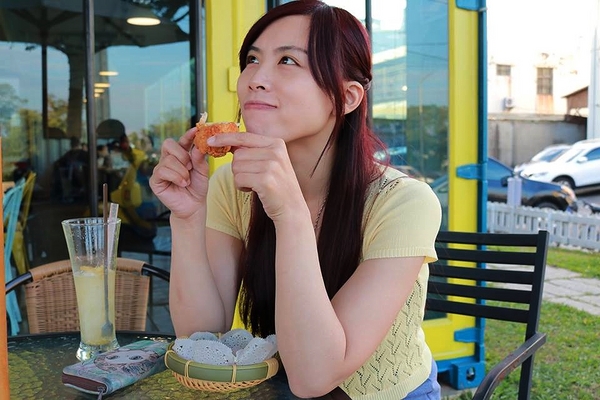 塩way餐廳:【桃園景點】塩Way義式餐坊~藍色的鐵皮搭配金黃色的窗框,打造的色調超級活潑亮眼