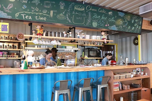 塩way餐廳:【桃園景點】塩Way義式餐坊~藍色的鐵皮搭配金黃色的窗框,打造的色調超級活潑亮眼