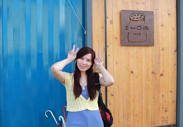 塩way餐廳:【桃園景點】塩Way義式餐坊~藍色的鐵皮搭配金黃色的窗框,打造的色調超級活潑亮眼