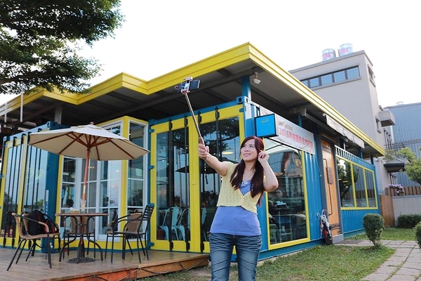 塩way餐廳:【桃園景點】塩Way義式餐坊~藍色的鐵皮搭配金黃色的窗框,打造的色調超級活潑亮眼