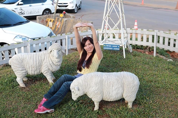 塩way餐廳:【桃園景點】塩Way義式餐坊~藍色的鐵皮搭配金黃色的窗框,打造的色調超級活潑亮眼