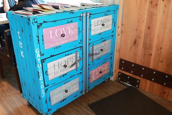 塩way餐廳:【桃園景點】塩Way義式餐坊~藍色的鐵皮搭配金黃色的窗框,打造的色調超級活潑亮眼