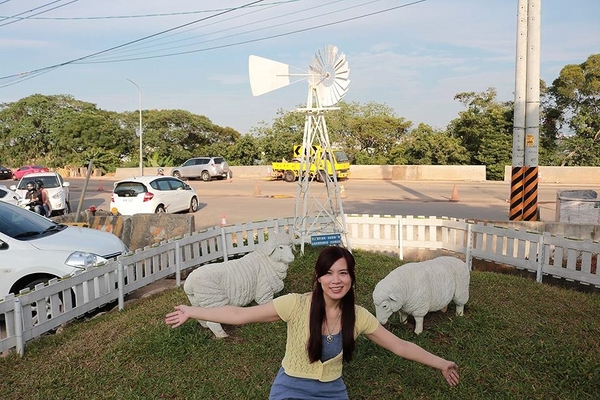 塩way餐廳:【桃園景點】塩Way義式餐坊~藍色的鐵皮搭配金黃色的窗框,打造的色調超級活潑亮眼