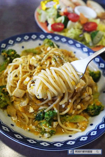 由你咖啡：◆台北松山。捷運南京三民【由你咖啡】滿室綠意～充滿文青風的咖啡館。南京三民下午茶。不限時有WIFI的咖啡館。友善寵物咖啡店