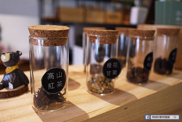 由你咖啡：◆台北松山。捷運南京三民【由你咖啡】滿室綠意～充滿文青風的咖啡館。南京三民下午茶。不限時有WIFI的咖啡館。友善寵物咖啡店