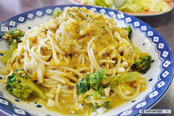 由你咖啡：◆台北松山。捷運南京三民【由你咖啡】滿室綠意～充滿文青風的咖啡館。南京三民下午茶。不限時有WIFI的咖啡館。友善寵物咖啡店