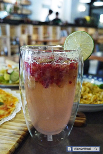 由你咖啡：◆台北松山。捷運南京三民【由你咖啡】滿室綠意～充滿文青風的咖啡館。南京三民下午茶。不限時有WIFI的咖啡館。友善寵物咖啡店