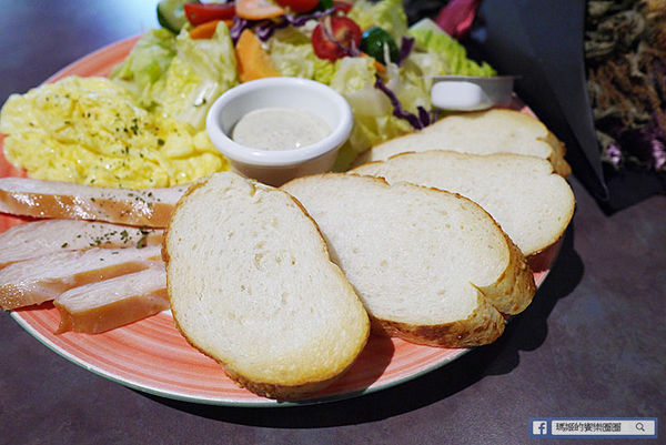 由你咖啡：◆台北松山。捷運南京三民【由你咖啡】滿室綠意～充滿文青風的咖啡館。南京三民下午茶。不限時有WIFI的咖啡館。友善寵物咖啡店