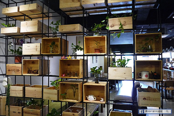 由你咖啡：◆台北松山。捷運南京三民【由你咖啡】滿室綠意～充滿文青風的咖啡館。南京三民下午茶。不限時有WIFI的咖啡館。友善寵物咖啡店