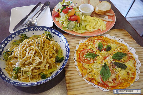 由你咖啡：◆台北松山。捷運南京三民【由你咖啡】滿室綠意～充滿文青風的咖啡館。南京三民下午茶。不限時有WIFI的咖啡館。友善寵物咖啡店