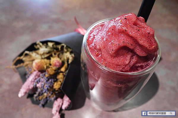 由你咖啡：◆台北松山。捷運南京三民【由你咖啡】滿室綠意～充滿文青風的咖啡館。南京三民下午茶。不限時有WIFI的咖啡館。友善寵物咖啡店