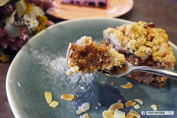 由你咖啡：◆台北松山。捷運南京三民【由你咖啡】滿室綠意～充滿文青風的咖啡館。南京三民下午茶。不限時有WIFI的咖啡館。友善寵物咖啡店