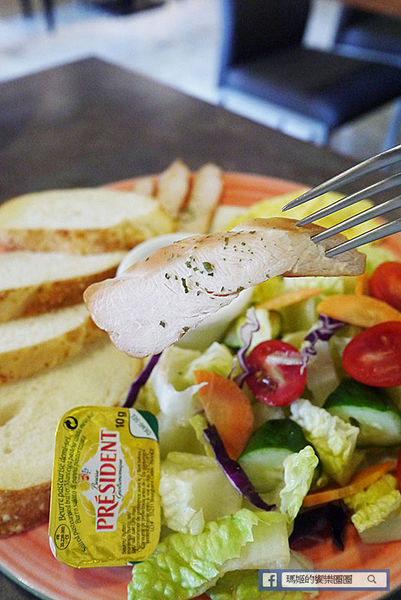 由你咖啡：◆台北松山。捷運南京三民【由你咖啡】滿室綠意～充滿文青風的咖啡館。南京三民下午茶。不限時有WIFI的咖啡館。友善寵物咖啡店