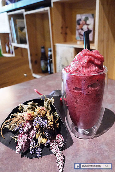 由你咖啡：◆台北松山。捷運南京三民【由你咖啡】滿室綠意～充滿文青風的咖啡館。南京三民下午茶。不限時有WIFI的咖啡館。友善寵物咖啡店