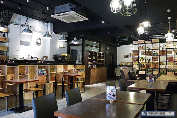 由你咖啡：◆台北松山。捷運南京三民【由你咖啡】滿室綠意～充滿文青風的咖啡館。南京三民下午茶。不限時有WIFI的咖啡館。友善寵物咖啡店