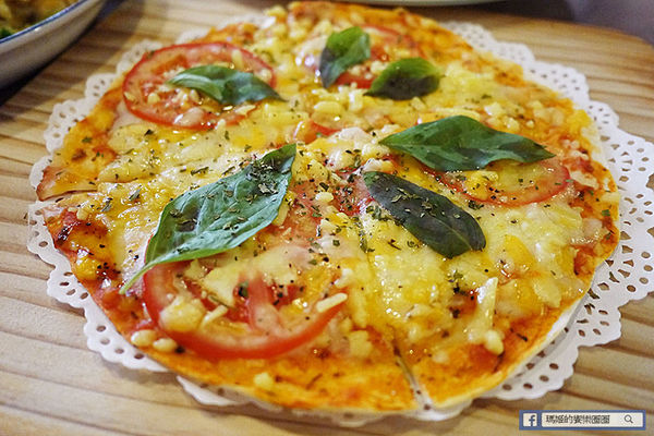 由你咖啡：◆台北松山。捷運南京三民【由你咖啡】滿室綠意～充滿文青風的咖啡館。南京三民下午茶。不限時有WIFI的咖啡館。友善寵物咖啡店