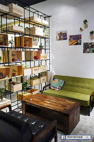 由你咖啡：◆台北松山。捷運南京三民【由你咖啡】滿室綠意～充滿文青風的咖啡館。南京三民下午茶。不限時有WIFI的咖啡館。友善寵物咖啡店