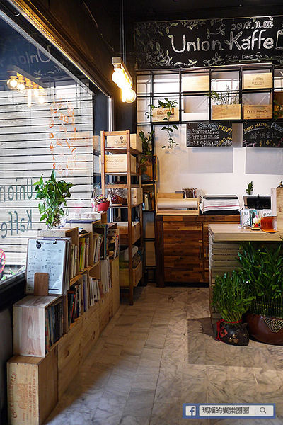 由你咖啡：◆台北松山。捷運南京三民【由你咖啡】滿室綠意～充滿文青風的咖啡館。南京三民下午茶。不限時有WIFI的咖啡館。友善寵物咖啡店