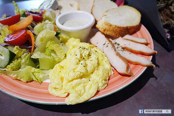 由你咖啡：◆台北松山。捷運南京三民【由你咖啡】滿室綠意～充滿文青風的咖啡館。南京三民下午茶。不限時有WIFI的咖啡館。友善寵物咖啡店