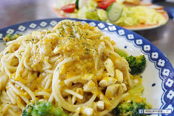 由你咖啡：◆台北松山。捷運南京三民【由你咖啡】滿室綠意～充滿文青風的咖啡館。南京三民下午茶。不限時有WIFI的咖啡館。友善寵物咖啡店