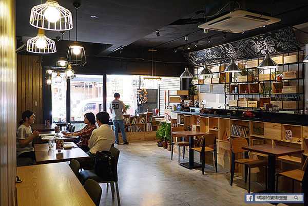 由你咖啡：◆台北松山。捷運南京三民【由你咖啡】滿室綠意～充滿文青風的咖啡館。南京三民下午茶。不限時有WIFI的咖啡館。友善寵物咖啡店