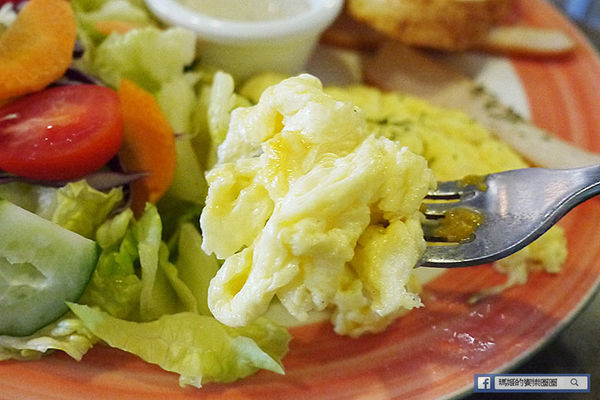 由你咖啡：◆台北松山。捷運南京三民【由你咖啡】滿室綠意～充滿文青風的咖啡館。南京三民下午茶。不限時有WIFI的咖啡館。友善寵物咖啡店