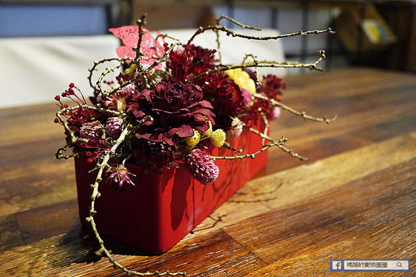 由你咖啡：◆台北松山。捷運南京三民【由你咖啡】滿室綠意～充滿文青風的咖啡館。南京三民下午茶。不限時有WIFI的咖啡館。友善寵物咖啡店