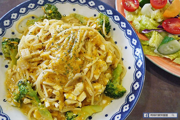 由你咖啡：◆台北松山。捷運南京三民【由你咖啡】滿室綠意～充滿文青風的咖啡館。南京三民下午茶。不限時有WIFI的咖啡館。友善寵物咖啡店