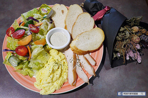 由你咖啡：◆台北松山。捷運南京三民【由你咖啡】滿室綠意～充滿文青風的咖啡館。南京三民下午茶。不限時有WIFI的咖啡館。友善寵物咖啡店