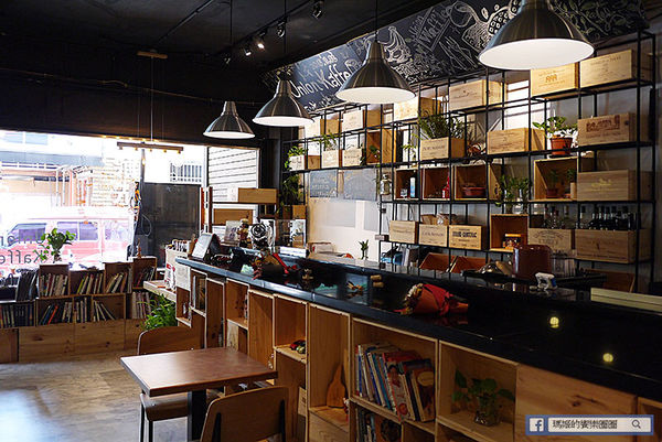 由你咖啡：◆台北松山。捷運南京三民【由你咖啡】滿室綠意～充滿文青風的咖啡館。南京三民下午茶。不限時有WIFI的咖啡館。友善寵物咖啡店