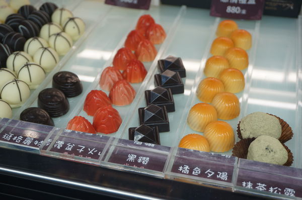 華侖婷娜:華侖婷娜-讓男孩們不用再為情人節想破頭的造型巧克力禮盒(維尼/迪士尼/蛋黃哥)