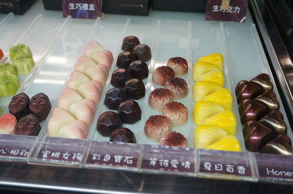 華侖婷娜:華侖婷娜-讓男孩們不用再為情人節想破頭的造型巧克力禮盒(維尼/迪士尼/蛋黃哥)