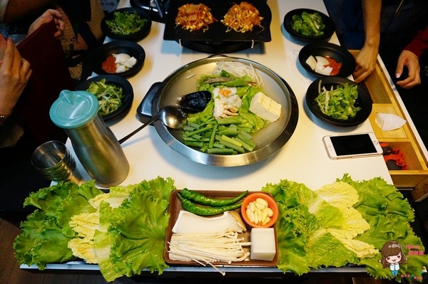 八色烤肉：【食記】台北東區 八色烤肉一號店 正宗韓國八色豬五花韓式烤肉 泡菜海鮮辣湯 起司炒飯好滿足