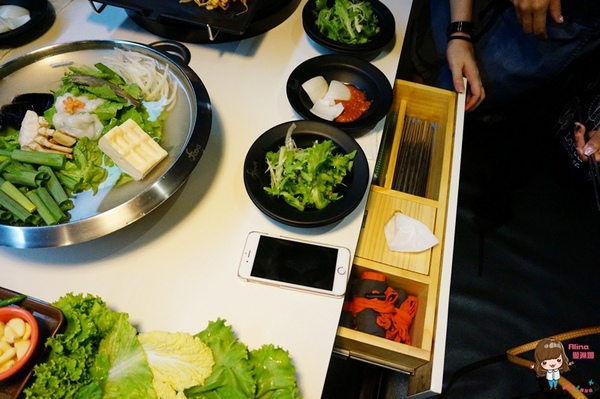 八色烤肉：【食記】台北東區 八色烤肉一號店 正宗韓國八色豬五花韓式烤肉 泡菜海鮮辣湯 起司炒飯好滿足