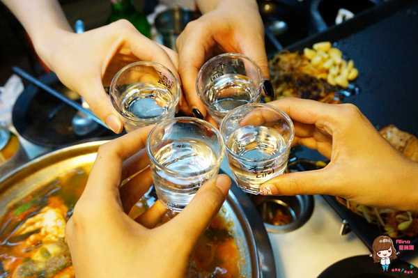 八色烤肉：【食記】台北東區 八色烤肉一號店 正宗韓國八色豬五花韓式烤肉 泡菜海鮮辣湯 起司炒飯好滿足