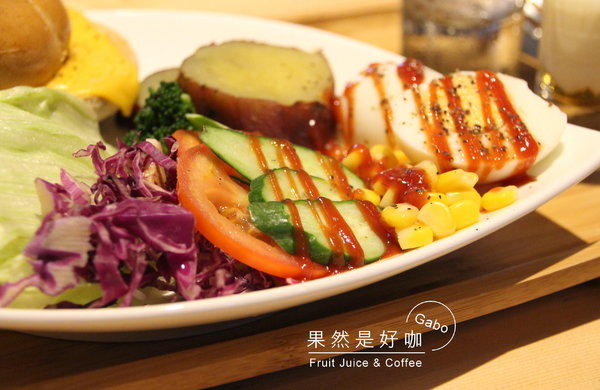 果然是好咖:【台南】果然是好咖──不會很素的平價蔬食早午餐,還有販售可愛冰淇淋哦!