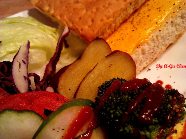 果然是好咖:☆口碑券No.12☆【臺南Ω中西區】果然是好咖。在復古輕工業風裝潢設計的環境中,享用舒適輕食早午餐