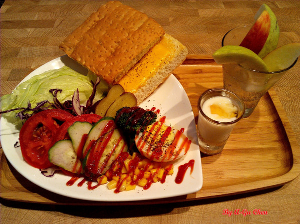 果然是好咖:☆口碑券No.12☆【臺南Ω中西區】果然是好咖。在復古輕工業風裝潢設計的環境中,享用舒適輕食早午餐