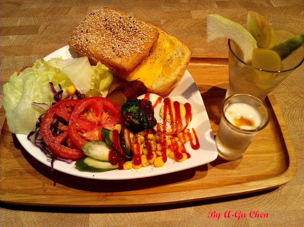 果然是好咖:☆口碑券No.12☆【臺南Ω中西區】果然是好咖。在復古輕工業風裝潢設計的環境中,享用舒適輕食早午餐