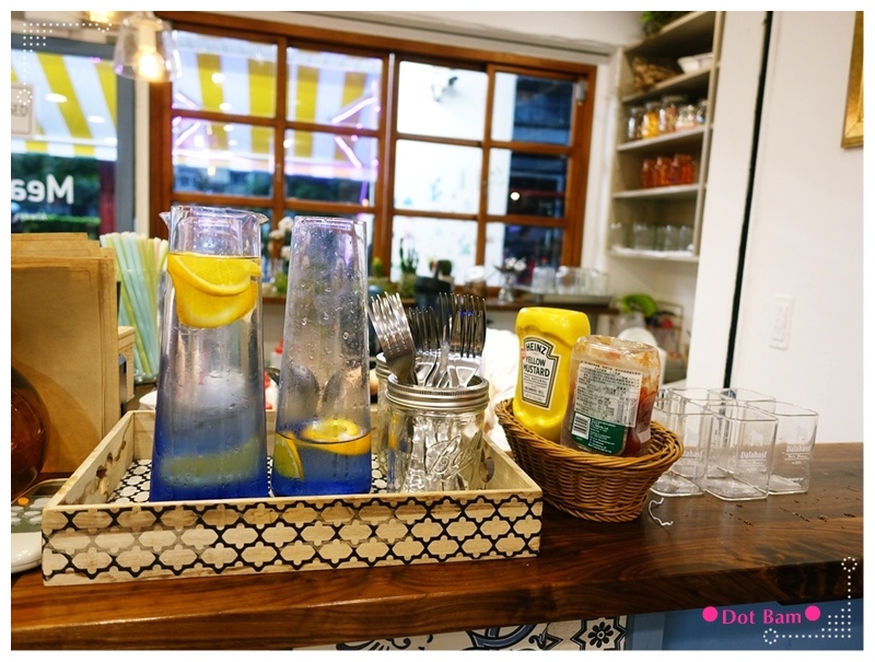 Meat Up吧檯 水.JPG