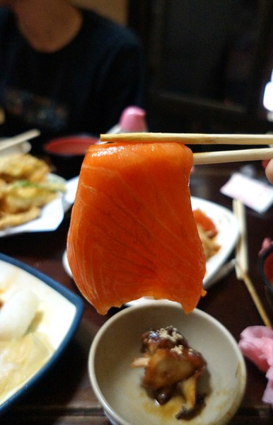 三味食堂日式料理：三味食堂-巨無霸鮭魚讓人嚇嚇叫