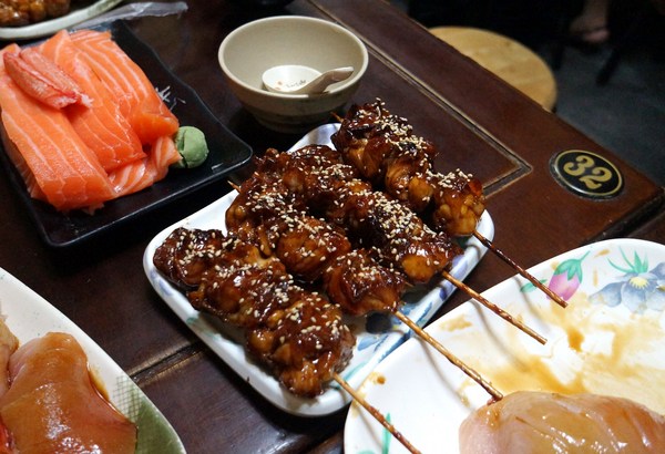 三味食堂日式料理：三味食堂-巨無霸鮭魚讓人嚇嚇叫