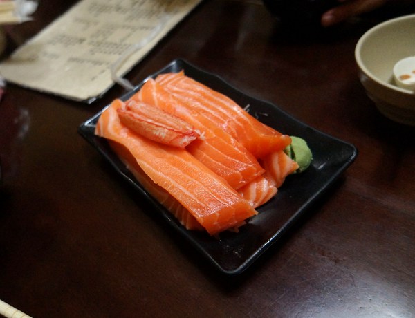 三味食堂日式料理：三味食堂-巨無霸鮭魚讓人嚇嚇叫