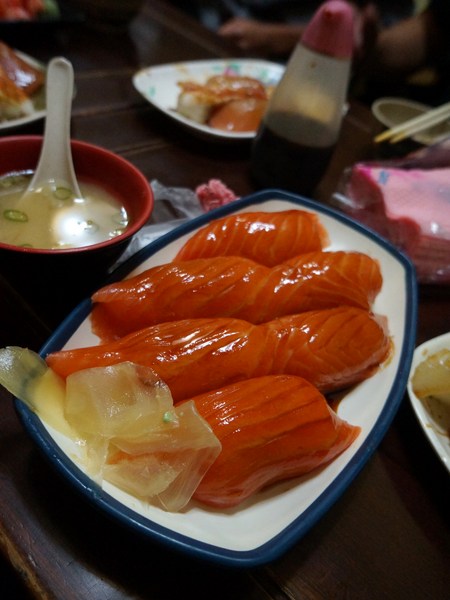 三味食堂日式料理：三味食堂-巨無霸鮭魚讓人嚇嚇叫