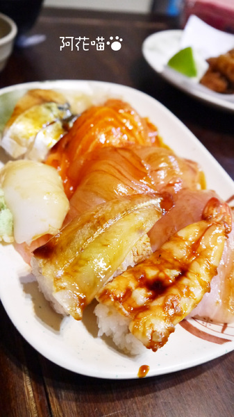 三味食堂日式料理：【西門│日式】老闆，你的生魚片到底為什麼會切這麼大塊？又大又厚鮭魚生魚片『三味食堂』